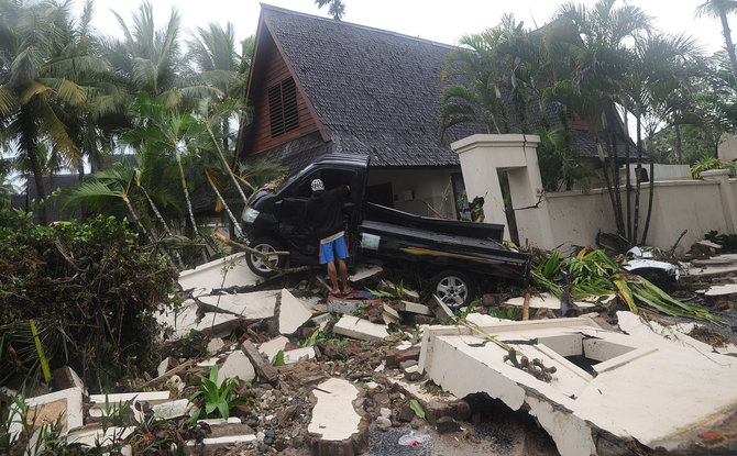 dahsyatnya terjangan tsunami banten