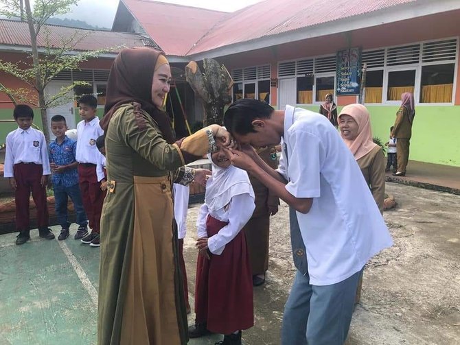 ketua lkks kabupaten pesisir selatan hj lisda hendrajoni saat mengunjungi slbn 1 painan