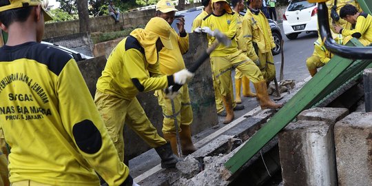 Bina Marga Bongkar Pagar dan Separator Jalan Galunggung