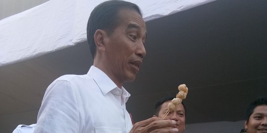 Tinjau Mekaar Binaan PNM, Jokowi Beli Cilok Hingga Peyek Kacang