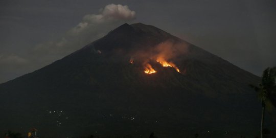 Gunung Agung Erupsi, Warga Dilarang Mendekati Radius 4 Km dari Kawah