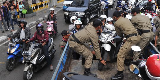 Dishub DKI Jakarta Angkut 25 Motor yang Parkir Sembarangan di Bawah Skybridge