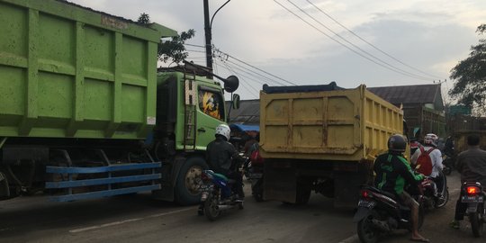 Truk Parkir Buat Macet Parah di Parung Panjang, Sopir Tolak Disalahkan
