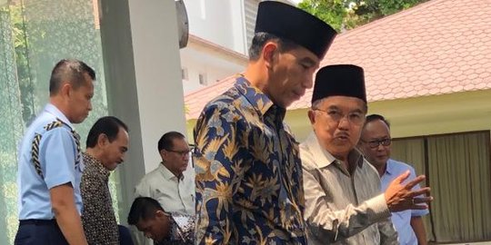 Usai Salat Jumat, Jokowi dan JK Ngobrol Santai