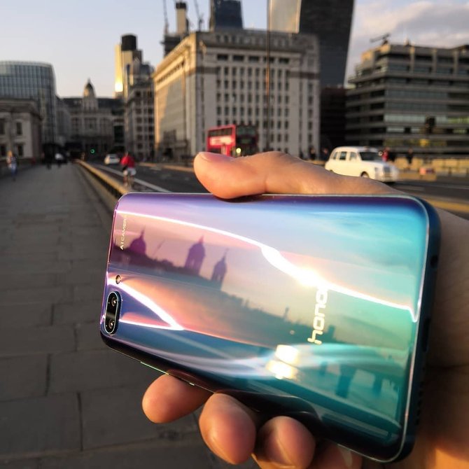 honor 10 flagship terjangkau dengan tampilan dan spesifikasi memukau