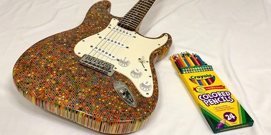 Seniman Kreatif Ini Buat Gitar Elektrik dari 1200 Batang Pensil Warna