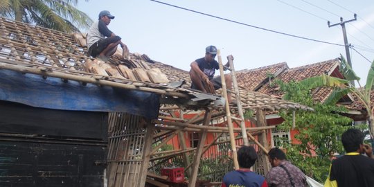 Angin Puting Beliung Terjang Karawang, 42 Rumah Rusak dan Seorang Nenek Terluka