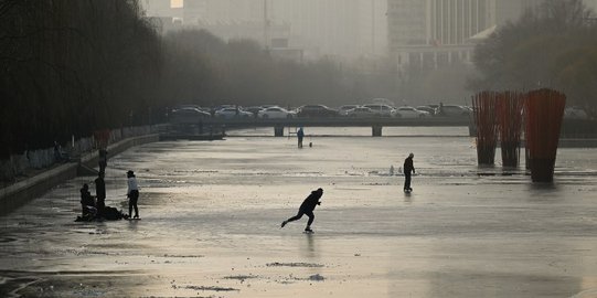 Membeku, Sungai di Beijing Berubah Jadi Arena Ice Skating