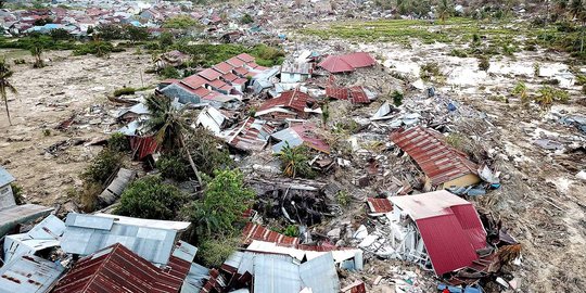 Korban Gempa Sulteng Bangun Rumah dari Bekas Puing Bangunan