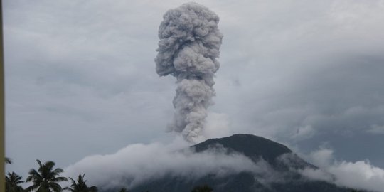 Gunung Ibu di Maluku Utara Meletus, Warga Diminta Hindari Radius 2 Kilometer