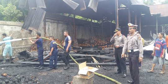 Ditinggal Istirahat, Pabrik Kopra di Jembrana Ludes Terbakar