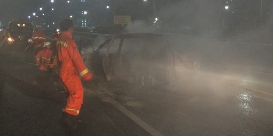 Mobil Avanza Ludes Terbakar di Tol Dalam Kota Depan Balai Kartini