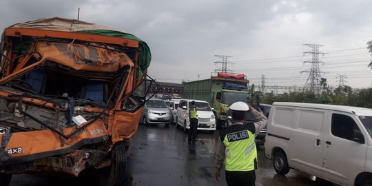 Bus Asli Prima Hajar Tronton di Tol Cikupa Sampai Ringsek