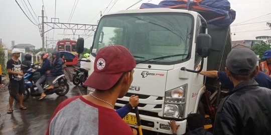 Truk Anjlok di Perlintasan Rel Dekat Citayam, Perjalanan KRL Sempat Terganggu