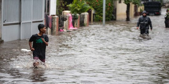 Tanggul Jebol, Dua RT di Jatipadang Terendam Banjir