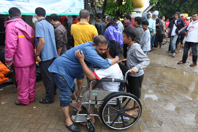 puluhan jenazah korban tsunami banten