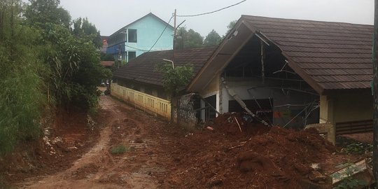 Truk Tanah Proyek Tol Tergelincir, Timpa Bangunan SD Bambu Apus Pamulang