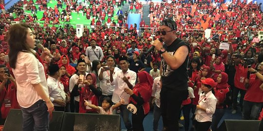 Caleg Rocker dan Tina Toon Bertemu Relawan, Ajak Perangi Hoaks terhadap Jokowi