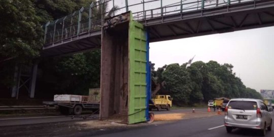 Bak Truk Tersangkut JPO, Tol Tangerang-Merak Macet Panjang