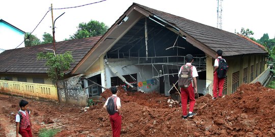 Ruang Kelas SDN Bambu Apus 1 Hancur Tertimpa Truk Proyek Tol