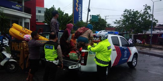 Akses ke Bandara Banjir, Calon Penumpang Pesawat Numpang Mobil Polisi