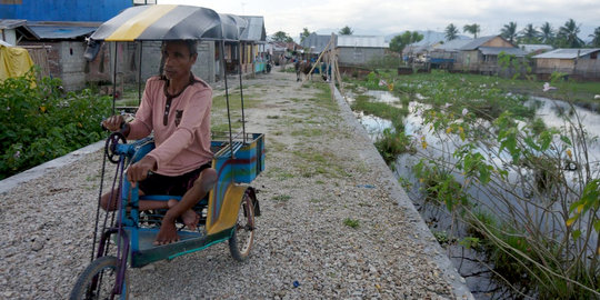 Semangat Beni Hiola Keliling Berjualan Ikan Meski Kaki Lumpuh