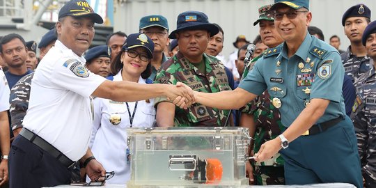 Berhasil Ditemukan, TNI AL Serahkan Black Box Pesawat Lion Air JT 610 ke KNKT