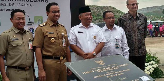 Anies Resmikan Tempat Cuci Truk Sampah di TPST Bantargebang