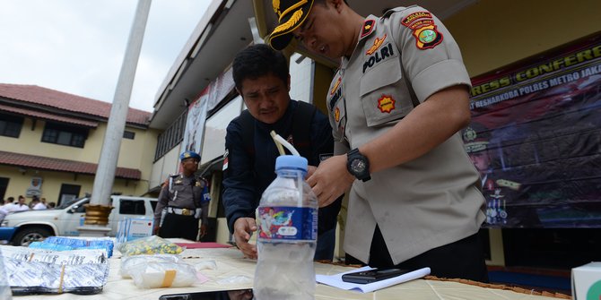 Image result for 3 Pengedar Gunakan Laboratorium Sekolah Jadi Gudang Sabu