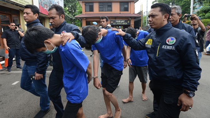 polres jakbar bekuk pengedar sabu di sekolah