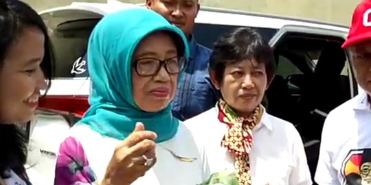 Blusukan ke Sukoharjo, Ibunda Jokowi Dicurhati Komunitas Penjual Nasi Liwet