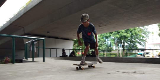 Pemain Skateboard Keluhkan Aspal Skate Park Kolong Flyover Slipi Banyak Terkelupas