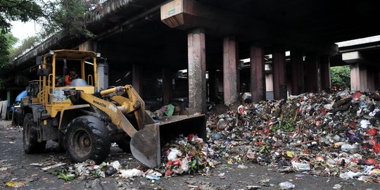 Alih Fungsi Kolong Tol Jadi Penampungan Sampah Warga