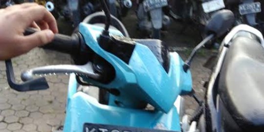 Tarik Menarik dengan Pemilik Kendaraan, Pencuri Motor Bonyok Dihajar Warga