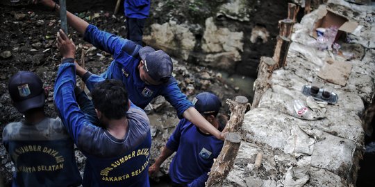 Turap Permanen Mulai Dibangun di Lokasi Tanggul Jebol Jatipadang