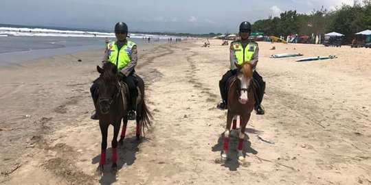 Polisi Berkuda Siap Amankan Wisatawan di Pantai Kuta