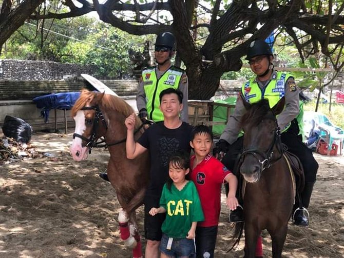 polisi berkuda di pantai kuta