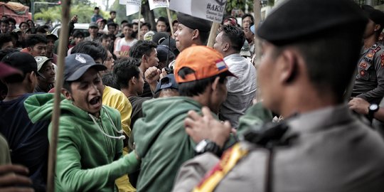 Geruduk Kantor KPU, Massa Aksi Bela Oso Bentrok Dengan Aparat