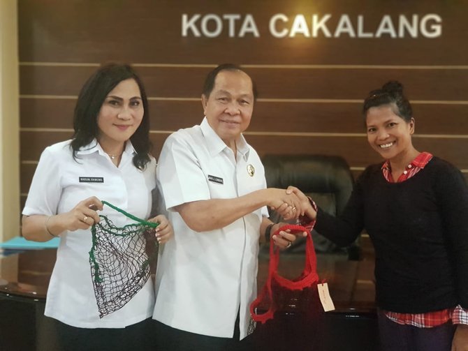 wali kota dan pkk kota bitung perkenalkan tas jaring