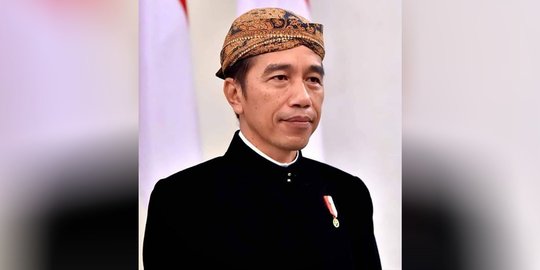 Jelang Debat Capres, Jokowi Unggah Foto Berbaju Adat Dengan Caption Bijak