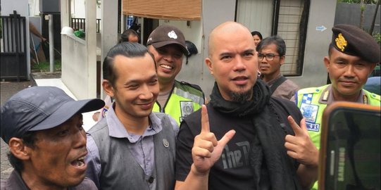 Saat Dilimpahkan ke Kejaksaan, Ahmad Dhani Sempatkan Pose Dua Jari