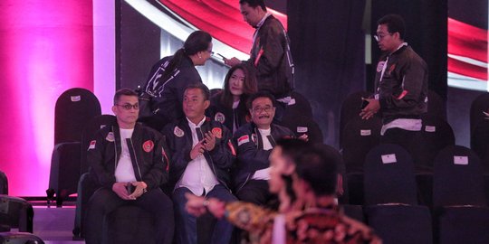 Kubu Jokowi Kompak Berjaket Bomber, Prabowo Warna Warni