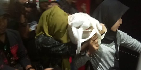 Diduga Muncikari W, Wanita Berkerudung Hijau Dibawa Ruangan Penyidik Polda Jatim