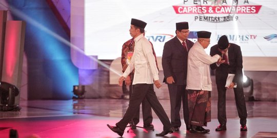 Momen Keakraban Capres dan Cawapres Saat Debat Perdana