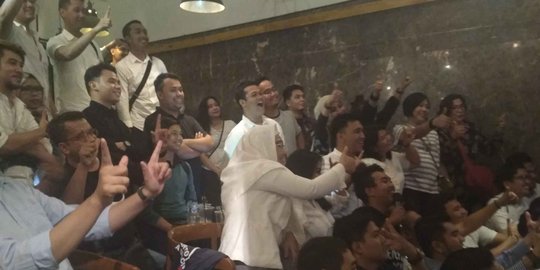 Usai Nobar Debat Capres, Pendukung Jokowi dan Prabowo Foto Bareng