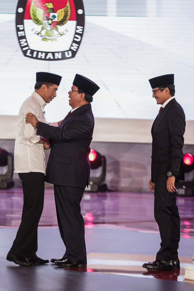 pasangan capres berpelukan saat debat pertama