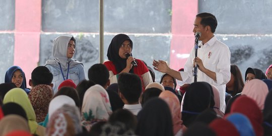 Jokowi Bertemu Ibu-Ibu Penerima Program Mekaar di Garut