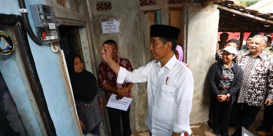 Jokowi Tinjau Pemasangan Listrik Gratis di Garut