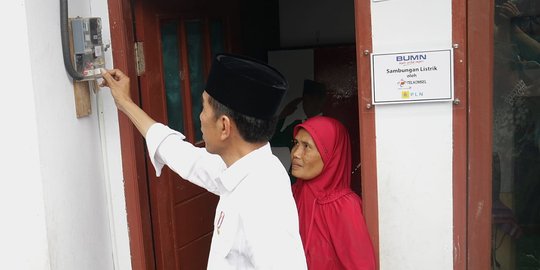 Kunjungi Rumah Warga, Jokowi Berikan Sambungan Listrik Gratis