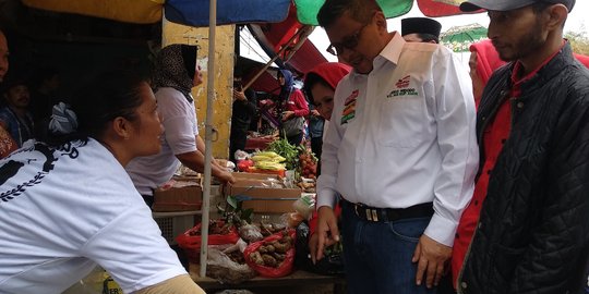 Curhat Pedagang di Pasar Kalimalang Pembeli Kabur Gara-gara Sandiaga